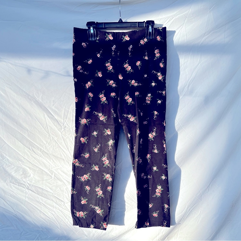 Black floral pull on stretchy pants. Ankle cropped.